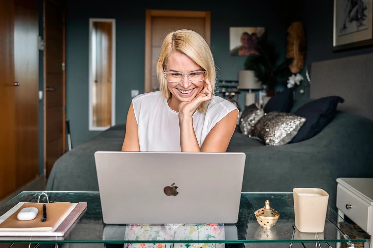 Jen Fairbairns with laptop